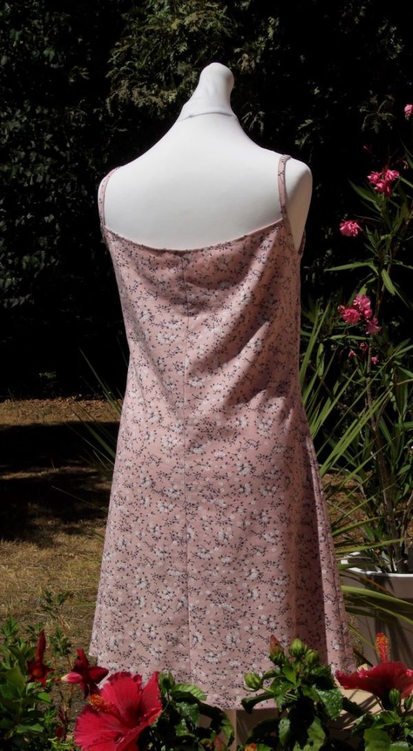 robe-fleurie-m-rose-mannequin-dos-arriere